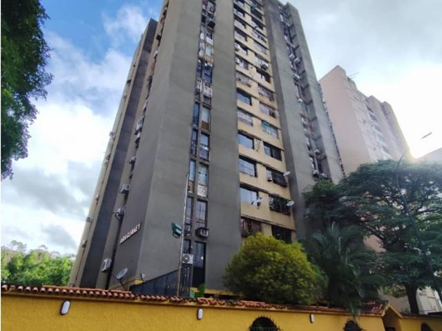 En venta apartamento en Residencias Los Caracaros
