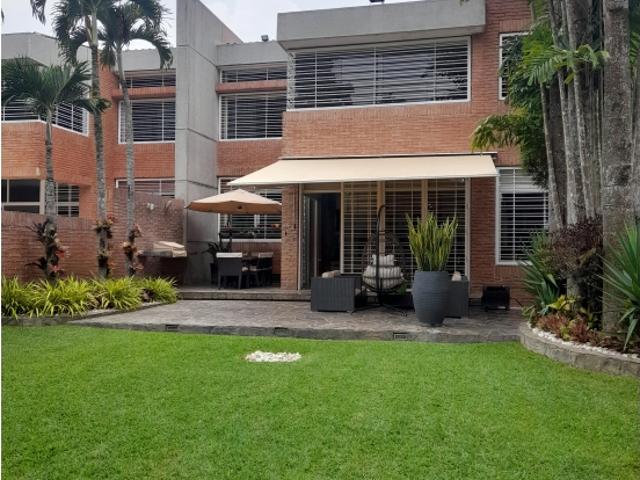 En venta bello Town House de 650 mts en La Lagunita