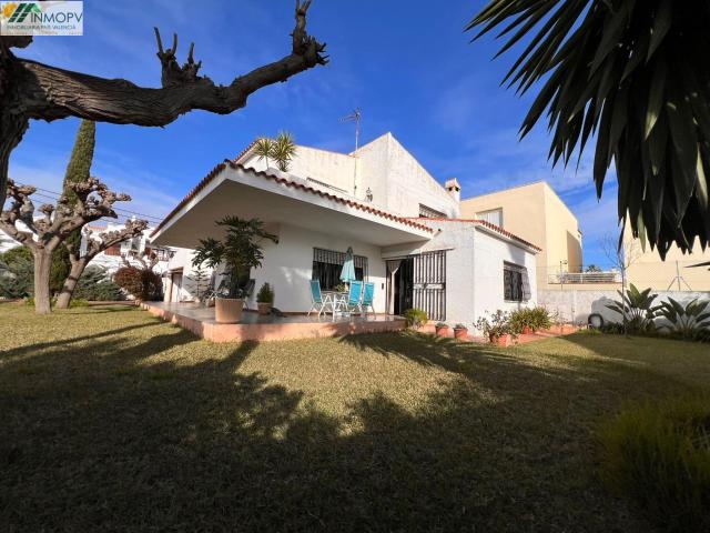 CHALET INDEPENDIENTE CON JARDÍN, VISTAS AL MAR Y A 100 M DE LA PLAYA