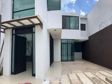 EN VENTA BONITA CASA A DOS CUADRAS DE MALECÓN EN VILLAS DE AH KIM PECH