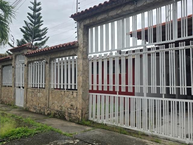 EN VENTA CASA AMOBLADA EN LA URB. FUNDAGUANARE VE21 195FG CAND