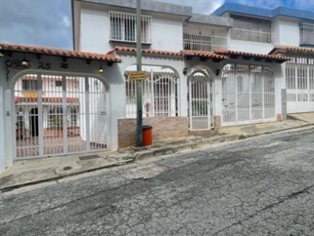 En Venta Casa Colinas de La California sector Bucaral