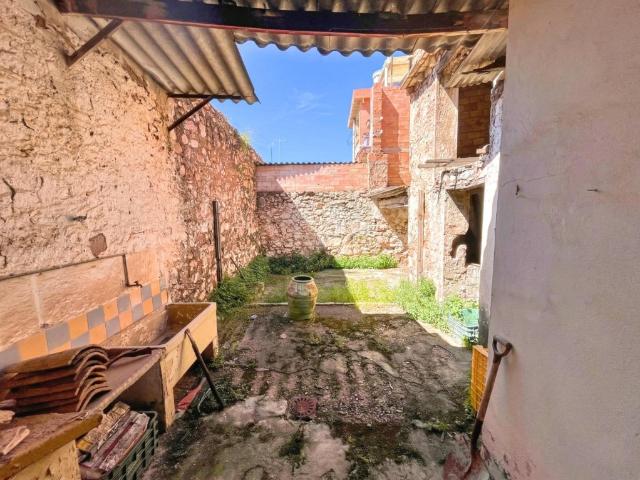 En venta casa de dos alturas con patio y gran potencial en La Vall d'Uixó
