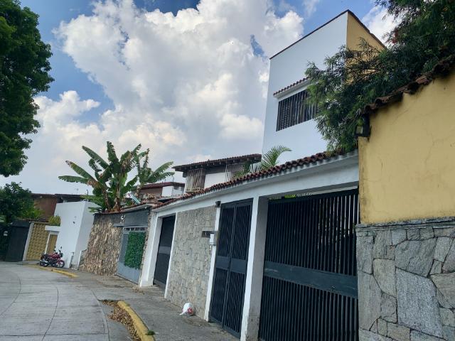 En venta casa de dos niveles en Av Ppal. de Alto Prado