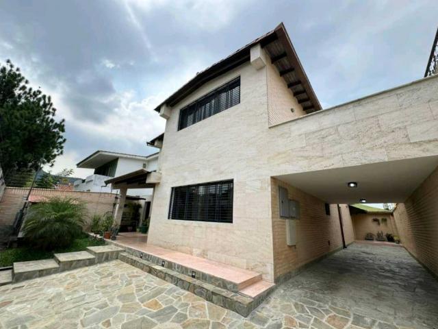 En Venta Casa de Lujo Trigal Norte Calle Cerrada Pozo y Planta