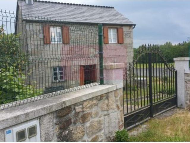 En venta casa de piedra independiente de tres dormitorios en parcela de 800