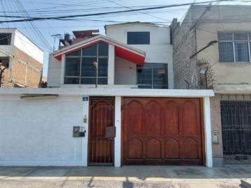 EN VENTA CASA DE TRES NIVELES EN LOS OLIVOS