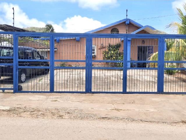 En venta casa de 400M2 en Los Robles/ Isla de Margarita