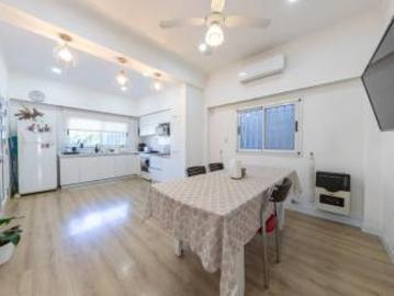 EN VENTA CASA DOS DORMITORIOS CON JARDIN, PILETA Y COCHERA SAN LORENZO