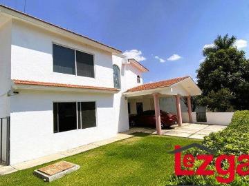 En venta casa en Lomas de Cocoyoc con amplio jardín y alberca cubierta