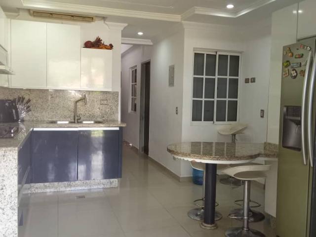 EN VENTA CASA EN URB. VALLE DE ORO