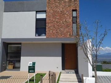 En Venta Casa en ZIBATA, Alberca, 3 Rec?maras, una en PB, 2.5 Ba?os.