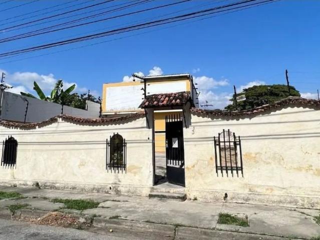 En Venta Casa para Remodelar con Amplio Terreno, La Floresta Maracay