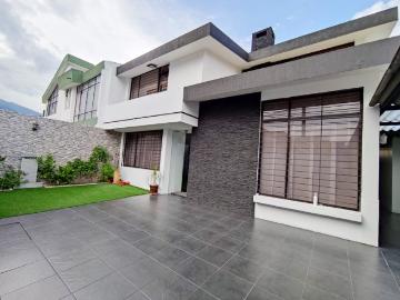 EN VENTA CASA REMODELADA SECTOR BATAN BAJO