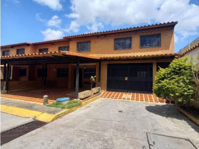 En venta casa 214m2 4H/4B/5P. Guatire