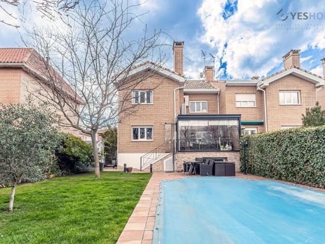 EN VENTA CHALET PAREADO DE CUATRO PLANTAS Y PISCINA PRIVADA EN EL CENTRO URBANO DE VILLANUEVA DE LA CAÑADA