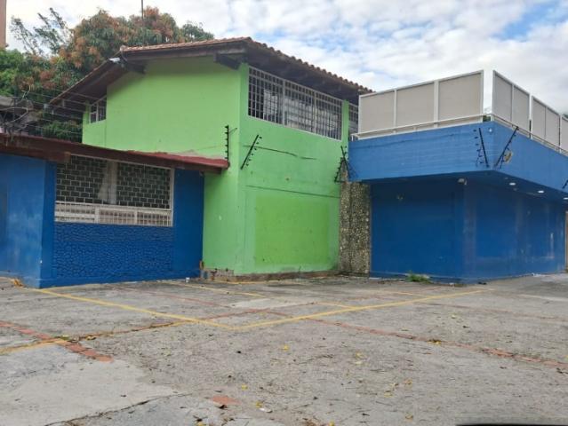 EN VENTA / EN ALQUILER ESQUINA COMERCIAL EN CHUAO
