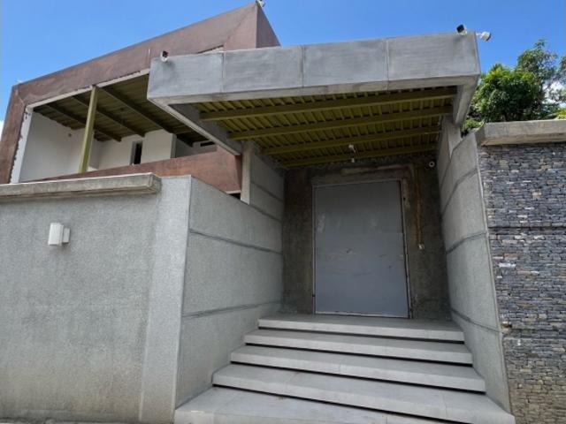 En Venta En Prados del Este. En Fase Final. 710 M2/5H/8B/5E