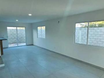 En venta espaciosa casa con amplio patio, acepta crédito hipotecario