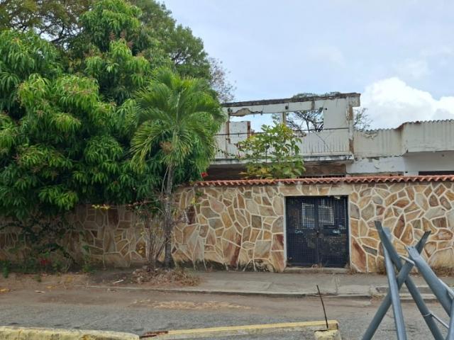 EN VENTA ESQUINA COMERCIAL EN CHUAO AV. RIO DE JANEIRO