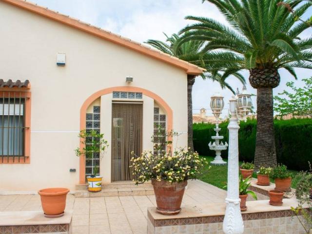 En venta esta villa situada en la exclusiva Avenida del Cab. 168m² Orihuela Costa