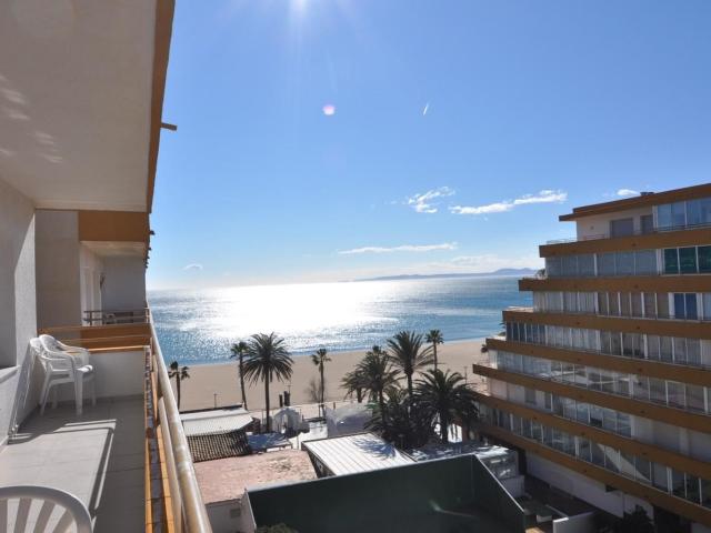 En venta este acogedor apartamento situado en primera línea. 49m² Roses