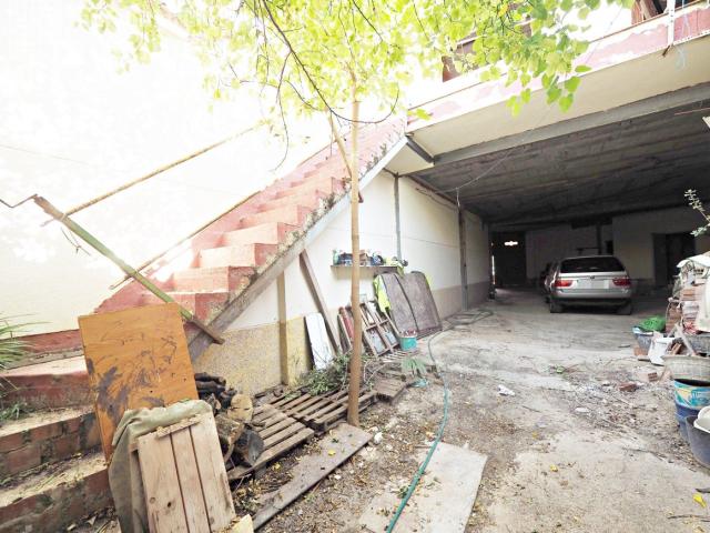 En venta estructura junto a calle Doña Crisanta por terminar, con 360 m2, patio y garaje