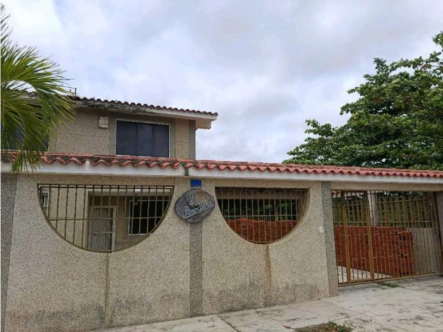 En venta exclusiva casa con muelle en Higuerote