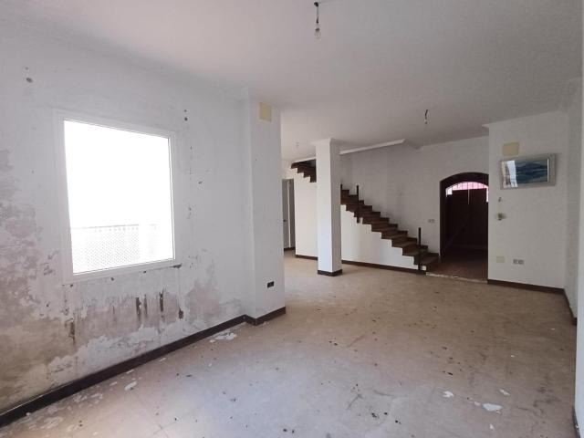 En venta fantástica vivienda de varias plantas y salida a dos calles en Coria del Río