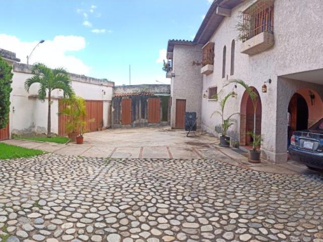 EN VENTA HERMOSA CASA EN COLINAS DE SANTA MÓNICA. CARACAS