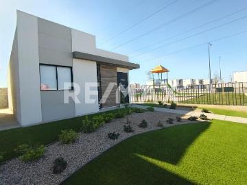 EN VENTA HERMOSA CASA NUEVA DE 1 PLANTA EN PRIVADA