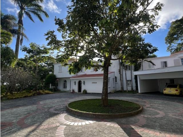 En venta La Lagunita 1200 M2 Cont y 4500 Terreno 5H/7B/15E