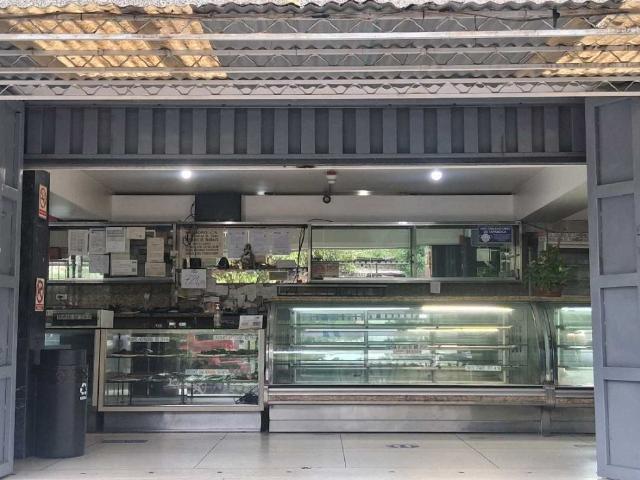 EN VENTA LOCAL Y FONDO DE COMERCIO EN LA AVENIDA FRANCISCO DE MIRANDA