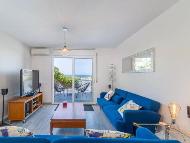 En venta, luminoso apartamento con amplia terraza, vistas al. 91m² Rosas