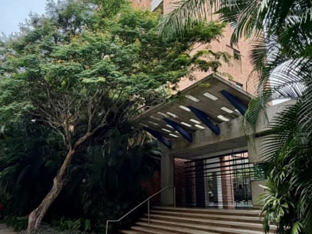 En venta lujoso apartamento en Campo Alegre calle cerrada
