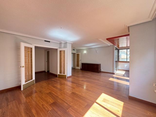 En venta, magnifico piso en el centro de Alicante, 4 habitaciones con garaje