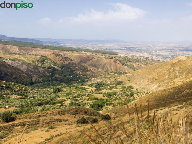 En Venta Maravilloso Paraje Natural, a medio camino entre Granada y Sierra Nevada, a veinte minutos en coche, desde cada una de ellas