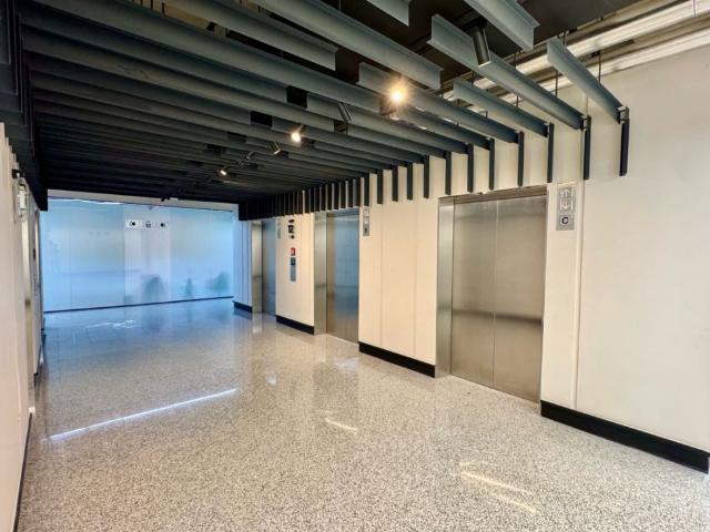 En Venta Oficina Doble Remodelada Torre Madrid Las Mercedes Caracas