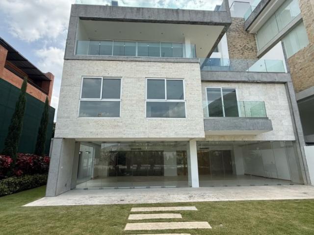 En venta Planta Baja 400m2 Urb. Altamira