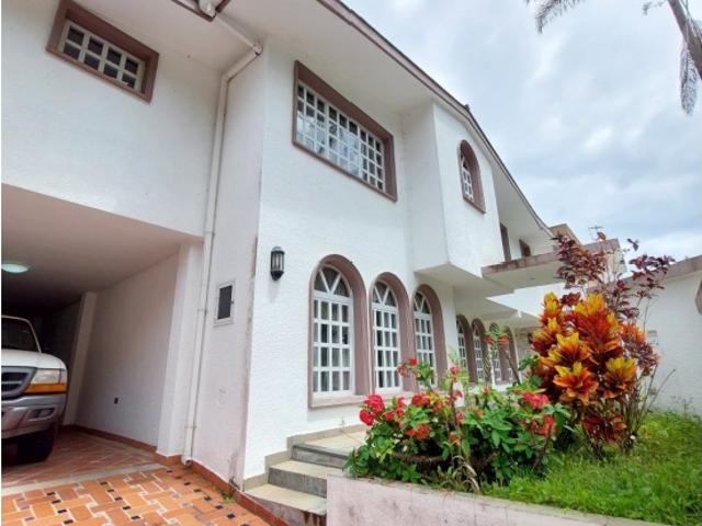En Venta Quinta en Urb. Los Castores San Antonio de Los Altos