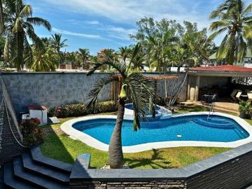 En venta residencia de 4 recámaras con alberca y terrazas en Costa de Oro, Boca del Río