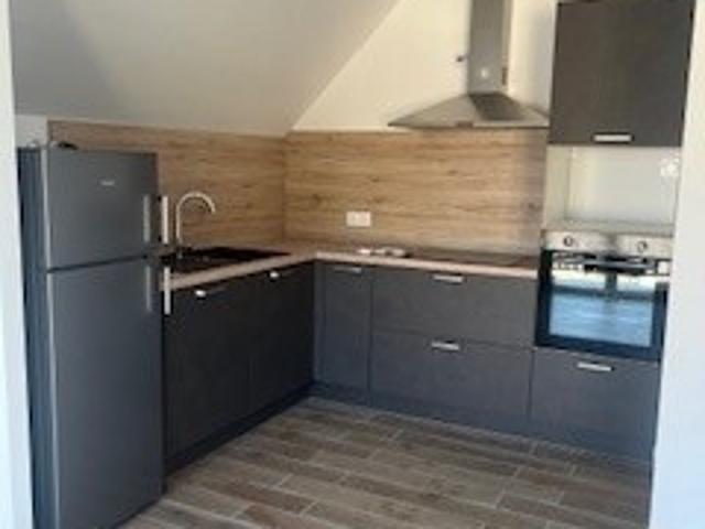 En village appartement T2 bis entièrement rénové de 48,31m² avec balcon, terrasse et parking