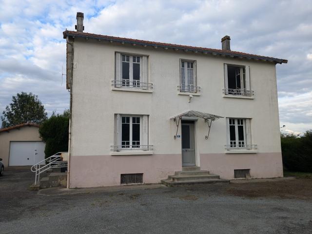 EN VILLAGE PLUS DE 6000 M2 DE TERRAIN ! LE BOUPERE !