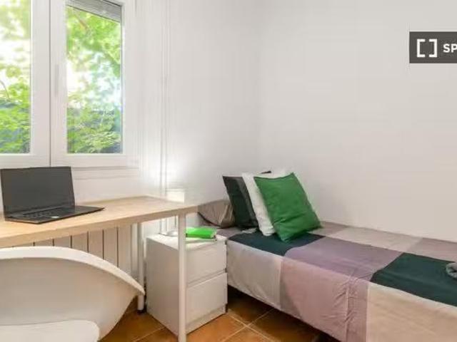 Encantador Alquiler de habitaciones en casa de 25 habitaciones.