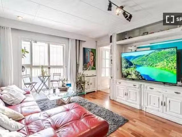 ¡Oferta! Apartamento de 3 dormitorios en alquiler en Collblanc.