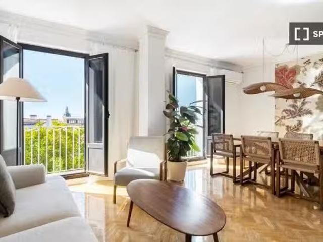 ¡Oferta! Apartamento de 3 dormitorios en alquiler en Embajador.