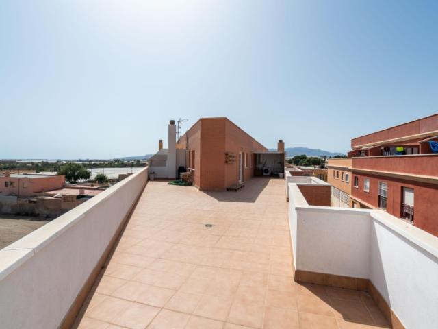 En alquiler, ático con 110 m2 de terraza