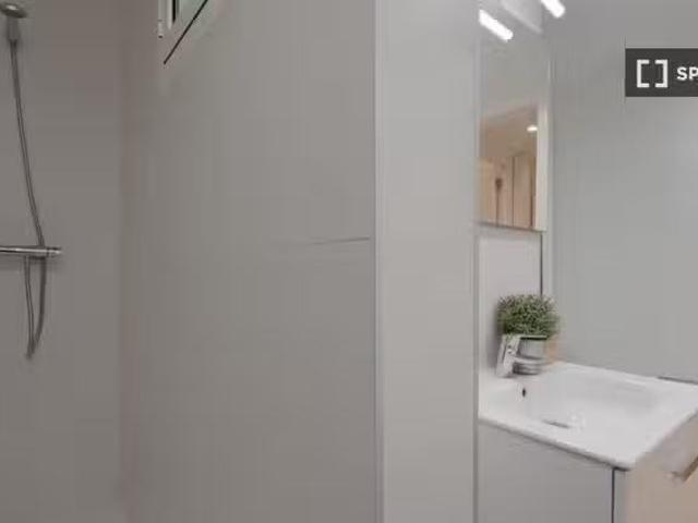 Único Cama en habitación compartida en piso de 6 habitaciones.