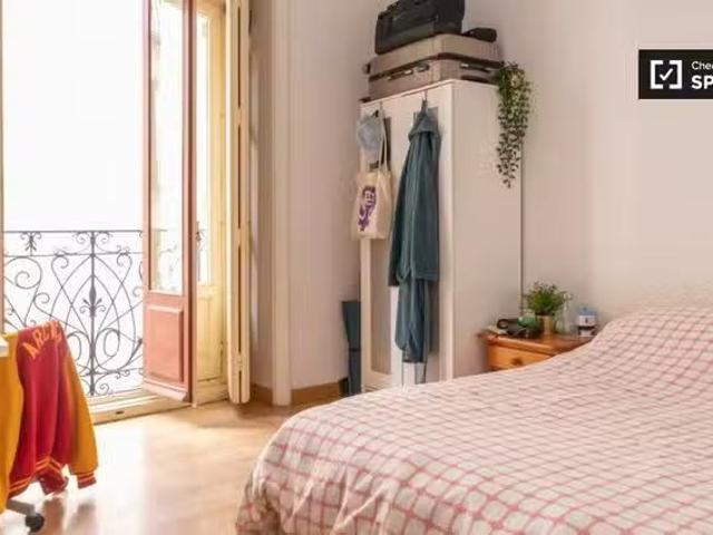 Barato Habitación descarada para alquilar en apartamento de 7.