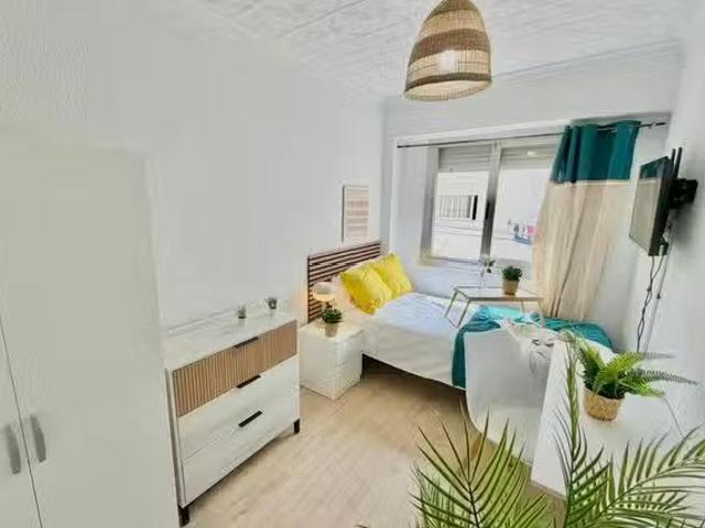 ¡En alquiler! Habitación en Avinguda Novelda, Los Ángeles